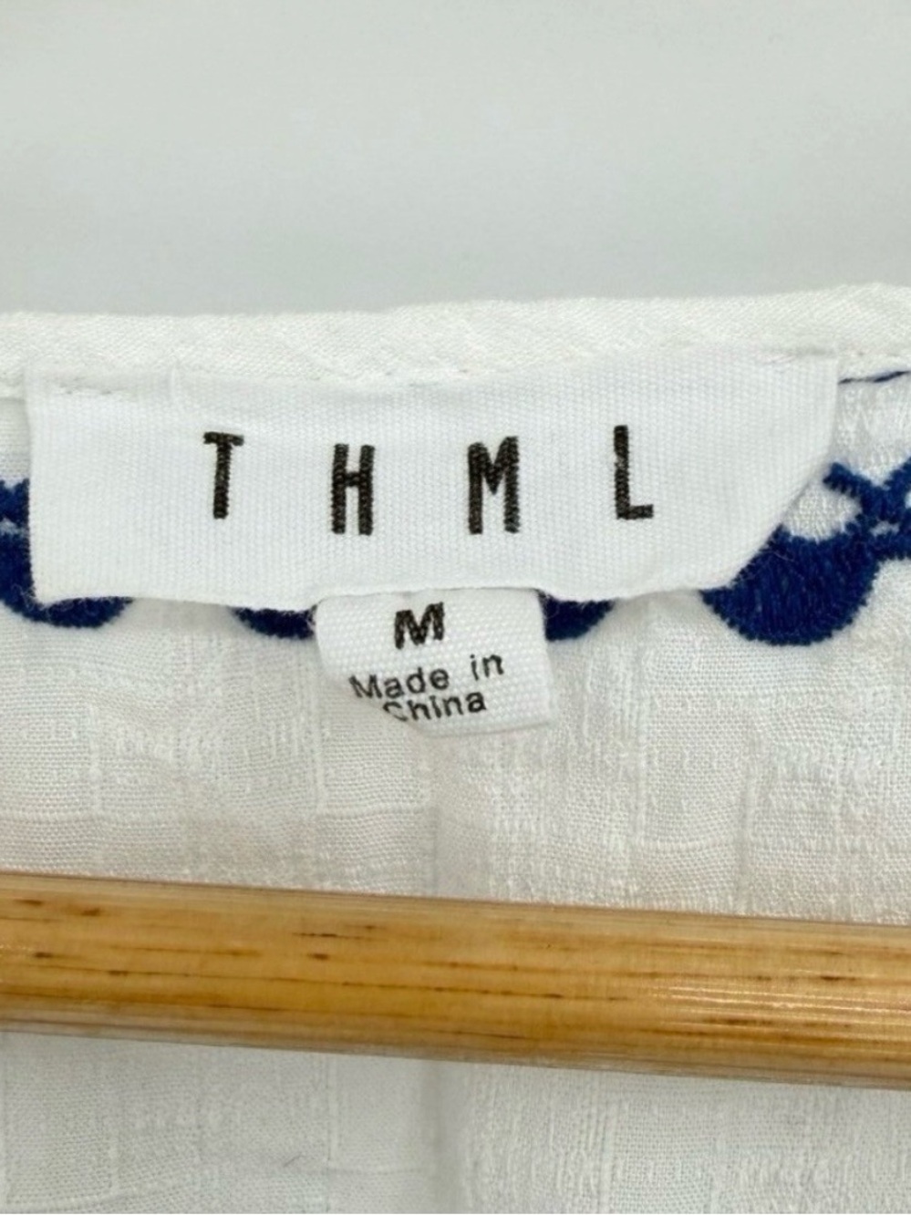THML Womens Medium Blouse White Blue Embroidered Scallop Cap Sleeve Boho Peasant - Picture 4 of 6